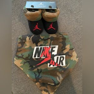 Nike Baby Bootie and Bib Camo Set 0-6 Months